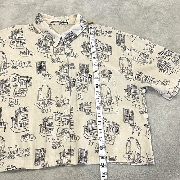 Cropped Short Sleeve Button Down Size Medium - Picture 7 of 7